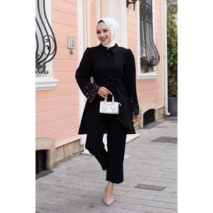 Ensemble hijab 2 pièces traditionnel noir avec détail élégant de perles sur les manches - Product Image 2