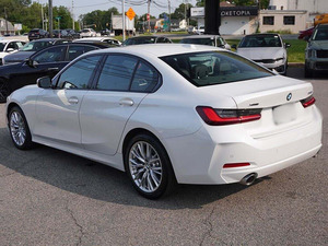 Excelente BMW Serie 5 330i xDrive AWD 2023 Blanco Usado con Llantas de Aleación R17, Asientos de Cuero Oscuro, Sistema de Navegación, Arranque Remoto y Paquete Premium - Product Image 5