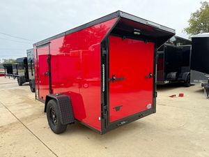 Remorque de transport fermée rouge 7x16 à nez en V, double essieu, freins électriques, pack Blackout, spoiler inclus - Product Image 4