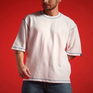 T-shirt noir pour homme imprimé abstrait longueur régulière T-shirt col rond manches à épaules tombantes T-shirt surdimensionné fabriqué en Inde - Product Image 3