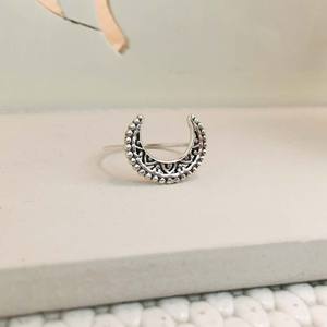 แหวนพระจันทร์ครึ่งดวงสีเงินสเตอร์ลิง925แบบมินิมอลเครื่องประดับแสนน่ารักสำหรับงานแต่งงานที่สวยงามพร้อมการตั้งค่าหนามเตยสำหรับงานเลี้ยงของเด็กผู้หญิง - Product Image 3