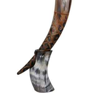 Corne à boire en corne de buffle naturelle effet feu avec support en corne fabriqué par ARTWORK MAESTRO pour les Vikings - Product Image 1