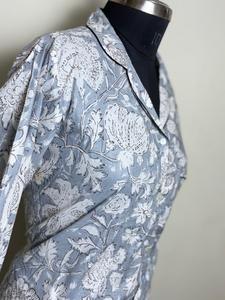 Camisa de algodón con estampado floral gris para mujer Camisa de manga larga con patrón botánico gris para mujer - Product Image 5