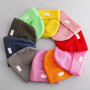 Bonnet d'hiver brodé personnalisé en gros Jacquard tricoté doux et chaud de toutes les couleurs pour les affaires de plage ou les voyages - Product Image 1