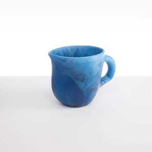 Pichet en résine durable et élégant, fait à la main, moderne et léger, parfait pour le jus, l'eau, le café, le thé ou les fêtes. - Product Image 1