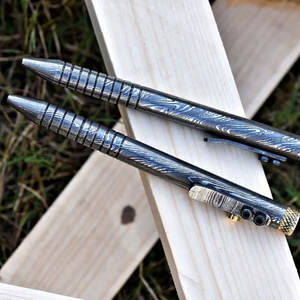 Stylo à bille en acier Damas fait main, avec logo personnalisé, dans un coffret en bois, en vente en gros - Product Image 1