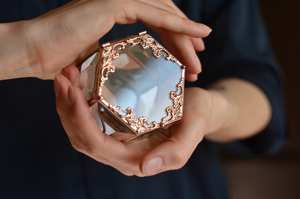 กล่องเครื่องประดับแก้วทรงหกเหลี่ยมพร้อมกรอบโลหะสำเร็จรูปเหมาะสำหรับเก็บแหวนสร้อยคอและเครื่องประดับชั้นดีตามสั่ง - Product Image 3