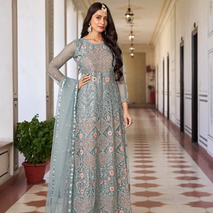 ตาข่ายผีเสื้อกึ่งเย็บสุดหรูสำหรับฤดูหนาว Shalwar Kameez พร้อมพื้นซาตินและด้านในเป็นที่น่าเบื่อ - Product Image 1