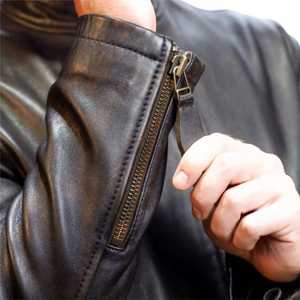 Veste universitaire en cuir de vache véritable pour homme avec col montant, logo frontal, couleur marron élégante, vêtement d'extérieur de luxe au design tendance - Product Image 3