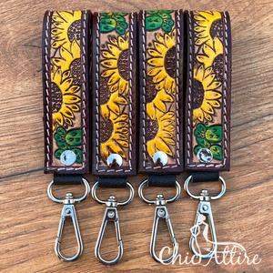 Porte-clés en cuir élégant sculpté à la main Porte-clés en cuir imprimé floral en relief Accessoires en cuir outillé Porte-clés mignons - Product Image 1