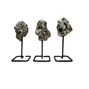 คลัสเตอร์ไพไรต์อัญมณีธรรมชาติบนขาตั้งโลหะสำหรับตกแต่งบ้านหรือตกแต่งสำนักงาน - Product Image 5