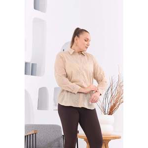Blusa de Algodón con Detalle de Encaje Perforado RMG Talla Grande, Tejido de Seda, Colección de Verano, Ajuste Cómodo para Mujer - Product Image 3