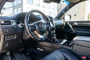 Lexus GX 460 Turbo R20 2020 d'occasion en parfait état, sièges en cuir, finition de luxe, transmission intégrale permanente, sièges trois rangées, faible kilométrage, intérieur clair - Product Image 6