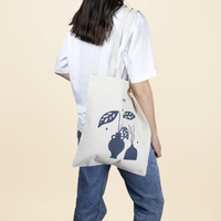 Exportbereite, hochwertige, beige Bio-Baumwoll-Tragetasche im nachhaltigen Design mit individuellem Logo, Seilgriffen und mittlerer Größe für den Einkauf.