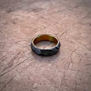 Anillo de Compromiso Masculino de Acero de Damasco Hecho a Mano con Acabado Martillado, Personalizable, OEM, DIY, Regalo de Alta Calidad para Aniversario de Bodas - Product Image 6