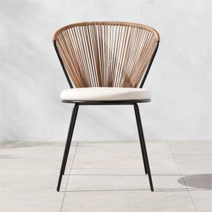 Chaise de salle à manger contemporaine en rotin tissé à la main avec dossier semi-circulaire et pieds en métal élégants pour les espaces intérieurs et extérieurs modernes - Product Image 1