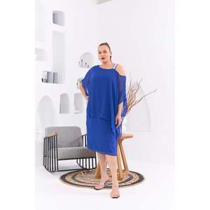 Robe midi en mousseline de soie bleu safran pour femmes grandes tailles RMG avec imprimé sur l'épaule, élégante tenue de vacances d'été - Product Image 3
