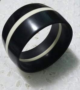 Brazalete de resina caprichoso con dijes flotantes - Product Image 1