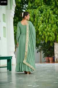 Nuevos Vestidos Largos Anarkali de Diseñador para Mujer, de Seda Vichitra Pesada con Bordado Enriquecido de Zari e Hilo, con Dupatta con Borde de Encaje - Product Image 5