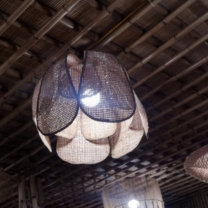 Lámpara de mesa de bambú ecológica, hermosa, hecha a mano, diseño asiático moderno, patrón de bola de ratán, pantalla, arte de pared de Vietnam, decoración del hogar - Product Image 2