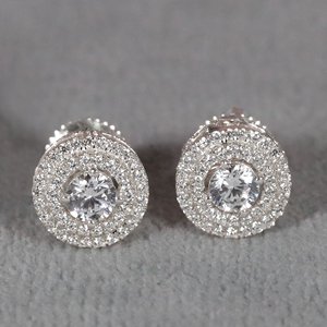 Pendientes de oro blanco de 14 quilates, sencillos pero elegantes, con diamante solitario cultivado en laboratorio, para compromiso. - Product Image 1