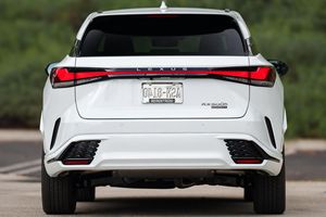 สภาพดีเยี่ยม รถมือสอง Lexus RX 500h F Sport Performance ปี 2023 - Product Image 4