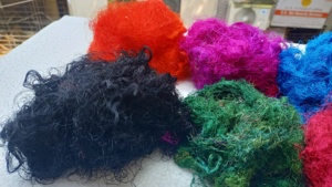 เส้นใยไหมส่าหรีย้อมหลากสีทำจากผ้าไหมส่าหรีสำหรับปั่นตามสั่ง - Product Image 3