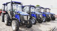 Traktor Lovol M504 berkinerja tinggi dengan mesin hemat bahan bakar dan kemampuan mengendalikan kendaraan yang mulus untuk operasi pertanian komersial