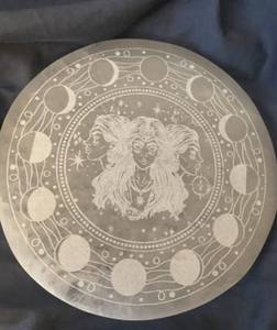 Placa de carga de cristal de selenita grabada Triple diosa al por mayor herramienta esencial para practicante de Reiki decoración del hogar - Product Image 6