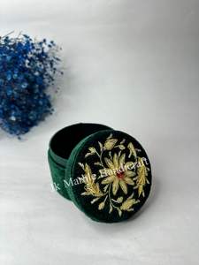 Magnifique boîte de rangement pour bijoux en tissu vert fait main, pièce royale, Shanell, motif parfait, personnalisable, boîte cadeau - Product Image 2