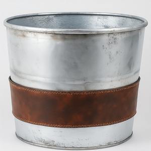 Maceta única de cuero galvanizado con detalles de punto de cruz, trabajo artesanal hecho a mano, perfecto para interiores decorativos - Product Image 2