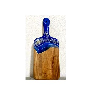 Planche à découper carrée en bois rustique éco-chic planche de service polyvalente unique pour la cuisine non toxique magnifiquement conçue - Product Image 4