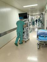Chariot médical tout-en-un avec bras de moniteur et tiroir de rangement pour les salles d'opération, les suites d'endoscopie, les centres d'imagerie organise les moniteurs
