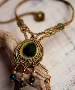 伝統的なデザイナーの楕円形の緑のオニキスジェムネックレスFenct Looking Goldan Thread Color Macrame Necklacwe For Bridal Jewelry