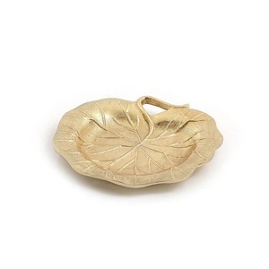 Plateau de service exquis en aluminium antique parfait pour la décoration de table à thème vintage et les événements spéciaux - Product Image 4