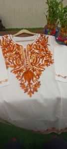 Kurti Cachemirí Blanco de Algodón Puro con Técnica de Bordado para Primavera y Otoño, Diseño Kurta Recto - Product Image 4