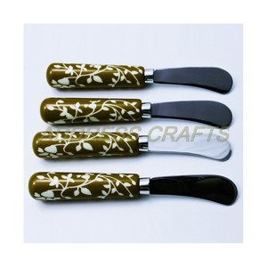 Set de couteaux à beurre en acier inoxydable personnalisés avec manche en résine florale Set de couteaux à beurre classiques décoratifs pour fromage à tartiner - Product Image 1