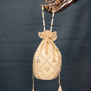 Hermosa Batwa con estampado de lámina con borde de encaje y mango Moti Bolsas de regalo elegantes con diseño único - Product Image 1