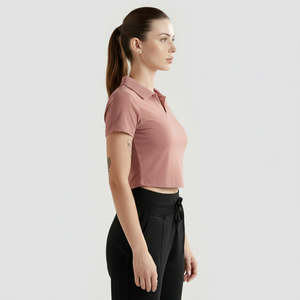 Camiseta Ajustada con Cuello Deportivo en Rosa Polvoriento, Transpirable y de Corte Corto - Product Image 3