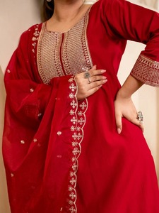 Costume en soie mélangée rouge pour femmes de qualité supérieure avec broderie complexe Kurta droit Pantalon palazzo et dupatta au meilleur prix - Product Image 3