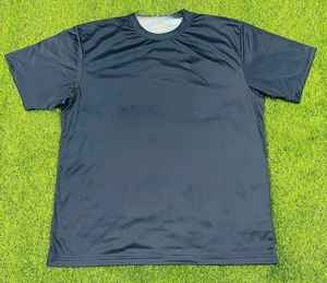 T-shirt en maille respirante personnalisable avec logo sur mesure, style urbain, coupe ajustée, méthodes d'impression sérigraphique et hydrographique, haut de gamme - Product Image 5