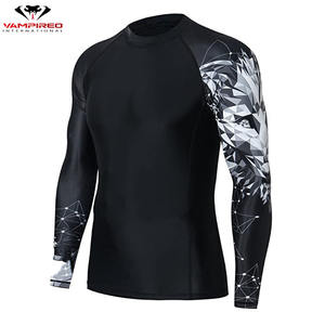 ชุดกีฬาป้องกันผื่นที่มีน้ำหนักเบาของผู้ชายชุดออกกำลังกายในยิมป้องกันรังสียูวีทำจากไนลอนโพลีเอสเตอร์พิมพ์ลายแบบระเหิดได้ตามต้องการ - Product Image 1