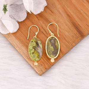 Boucles d'oreilles en laiton plaqué or avec opale verte, faites à la main, pour les tenues quotidiennes, boucles d'oreilles pendantes en laiton tendance pour les événements spéciaux - Product Image 4