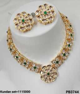 Ensemble collier avec boucles d'oreilles et Mangtika pour femmes Flower Design superbe fait à la main Kundan Fashion - Product Image 2