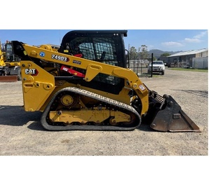 Cargadora compacta sobre orugas CAT 249D3 en venta, con motor diésel de 67 hp, cabina cerrada y capacidad operativa de 1740 lb. - Product Image 3