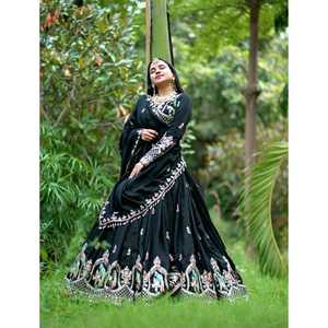 Nouvelle création : Lehenga Choli réversible en Chinon avec dupatta, couleur noire, style décontracté pour les occasions de Diwali/mariages (toutes saisons) - Product Image 1