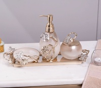 Ensemble d'accessoires de salle de bain de luxe blanc perle avec feuille d'or détaillant ensemble de bain décoratif avec distributeur de savon pot plat et plateau