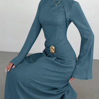 Robe élégante et mystérieuse bleue YKD109 avec ceinture en métal haut de gamme, style tendance, vêtements musulmans islamiques, tenue décontractée pour le quotidien