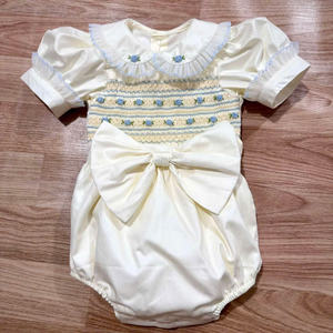 Mameluco de Bebé Niña con Bordado a Mano y Lazo Grande, Color Marfil, Atuendo de Boutique para Bebés y Niños Pequeños - Product Image 1