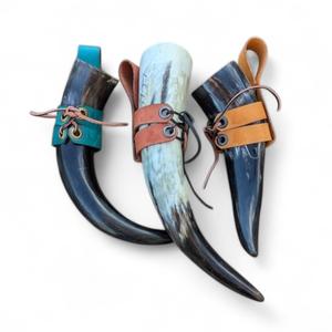 Cuerno para beber de buey vikingo Diseño único Cuerno para beber de vaca con cinturón de cuero Ofrecido a precios bajos por Word Craft Impex India - Product Image 1